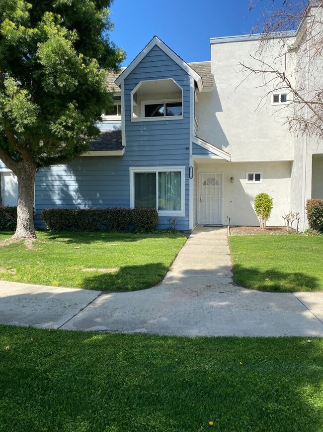 Building Photo - 3-Bedroom Townhome in Desirable Village Pa...