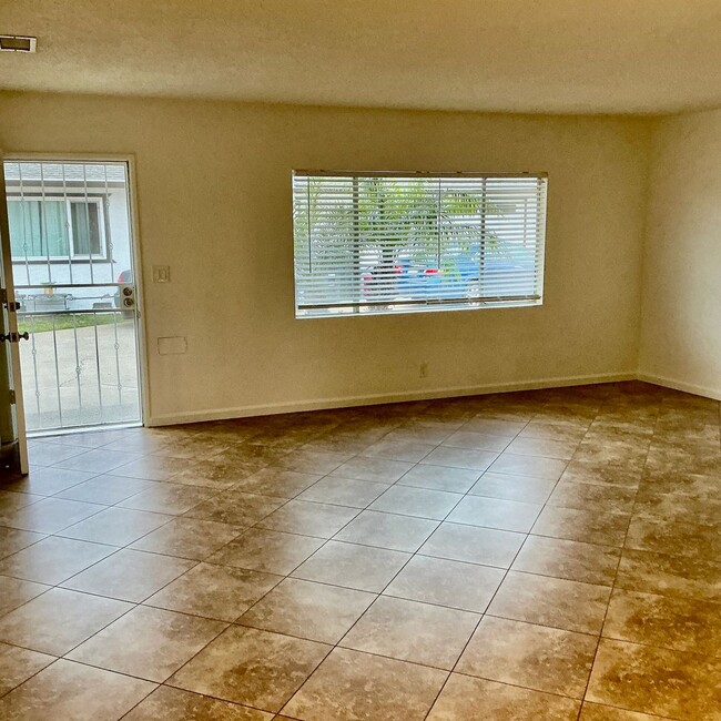 Photo - Washington (1004-1008) Unit Washington (1004) East