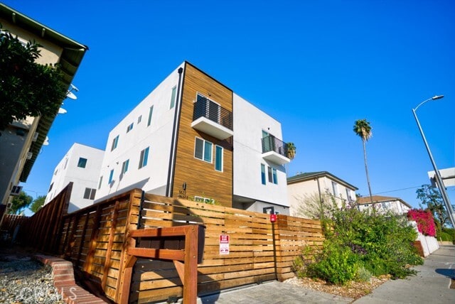 Photo - 11639 Burbank Blvd