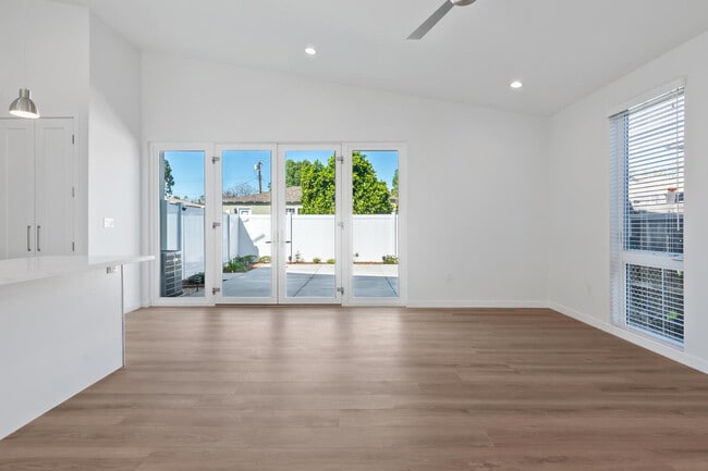 Photo - 15912 Vose St