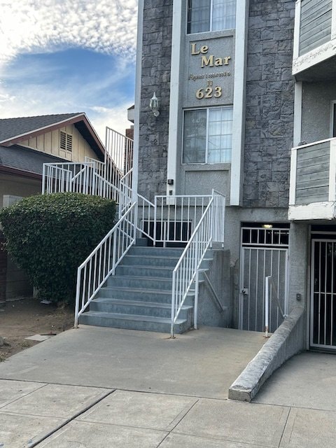 Building Photo - 623 E Tujunga Ave Unit 102