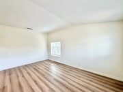 Photo - 102 Goldenrod Ave