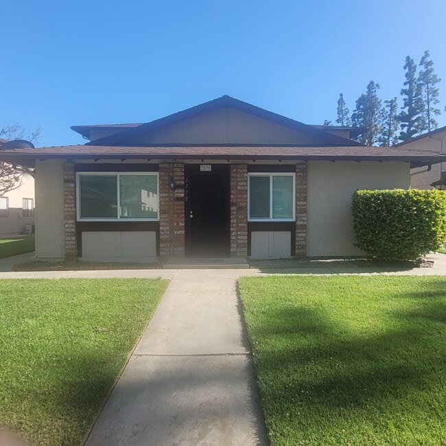 Building Photo - 1170 W Calle de la Luna Unit Apt 1