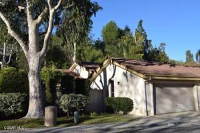 Building Photo - This is a lovely 2 bedroom, 1 1/2 bathroom in the highly desirable, lovely Oak Park