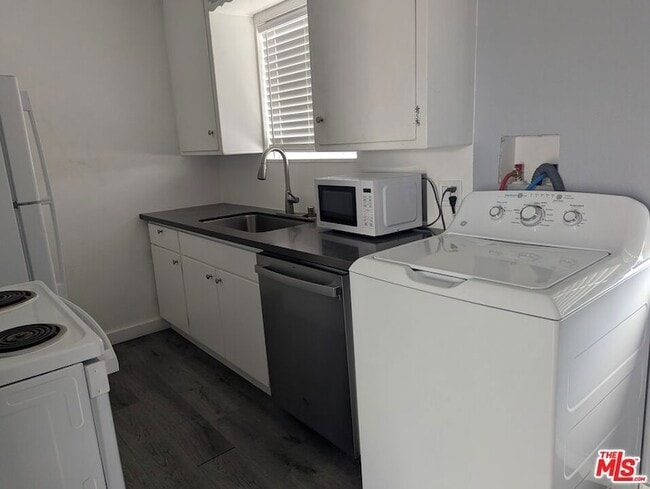 Photo - 901 W 64th St Unit 3