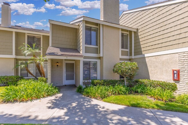 Building Photo - 5 Locust