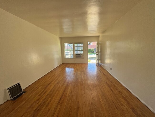 Photo - 11637 Magnolia Blvd Unit 11637