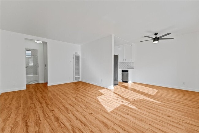 Building Photo - 6114 Cahuenga Blvd Unit 03