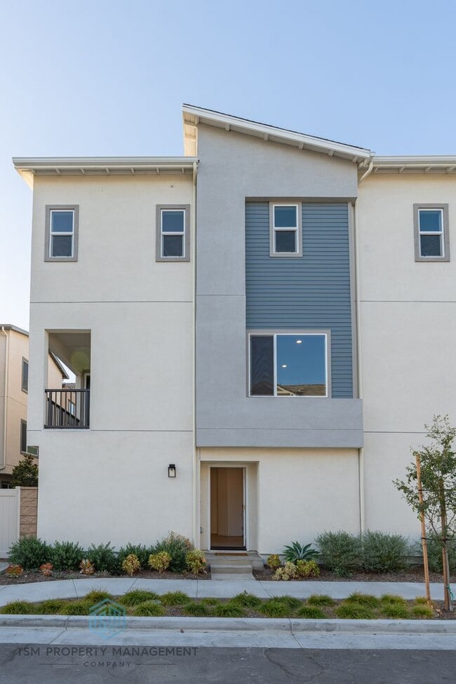 Building Photo - 4 Bed 3.5 Bath Detached House in South El Monte!