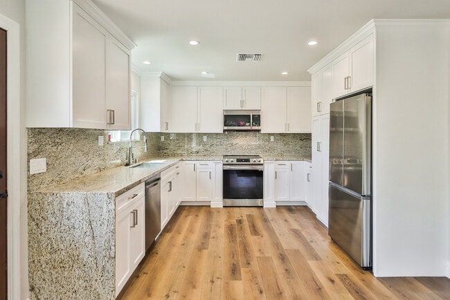 Photo - 7702 Mason Ave