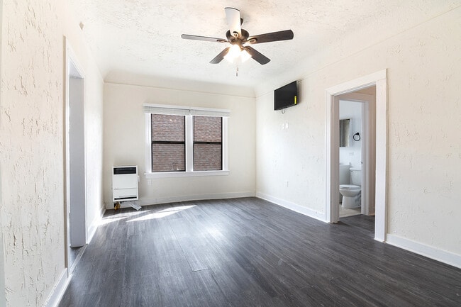 Photo - 440 E 27th St