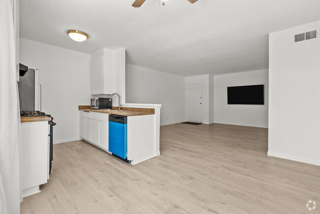 Building Photo - 21000 Parthenia St Rental