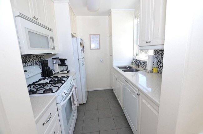 Photo - 2 Bedroom/1 Bath Unfurnished Back house 2nd floor