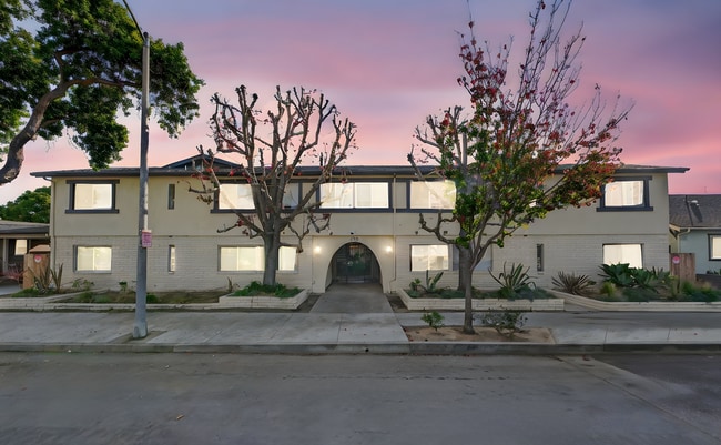 Building Photo - Gorgeous 2 Bedroom inside Gated Community! Close to Beach Unit 14