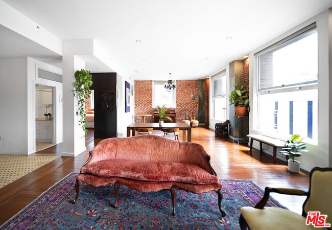 Building Photo - 257 S Spring St Unit 4E