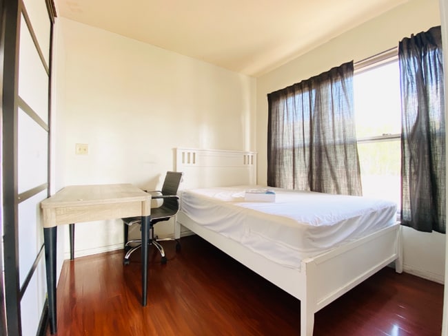 Building Photo - 2020 Cloverfield Blvd Unit 5 - D
