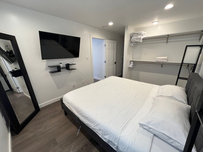 Photo - 14248 Oxnard St Unit 2