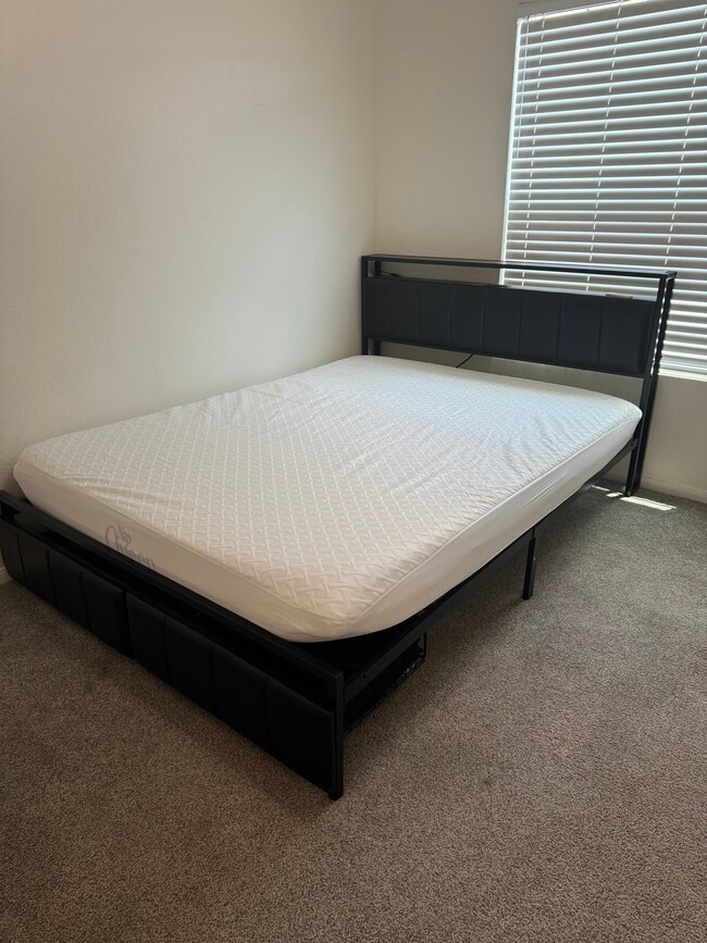 Queen size bed - 604 Kellogg St Unit Kellogg