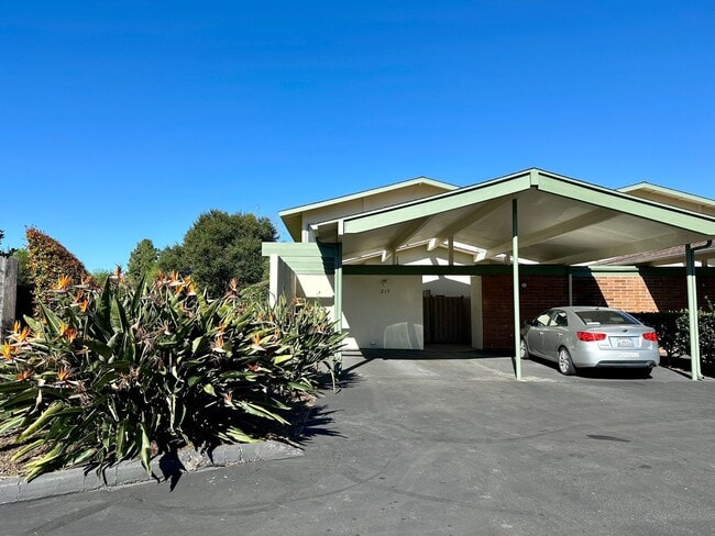 Bright and Spacious 2-Bedroom Condo in Gol... - Bright and Spacious 2-Bedroom Condo in Gol...