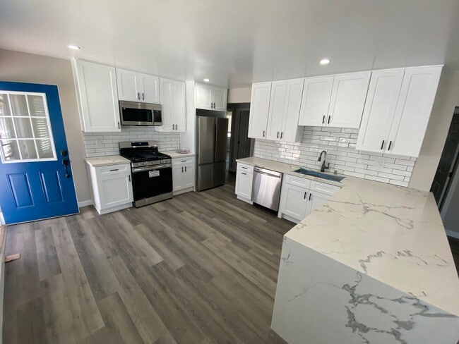 Building Photo - Renovated! 4BD/2BA on La Dorna