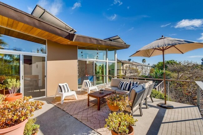 Photo - 3066 Nile St