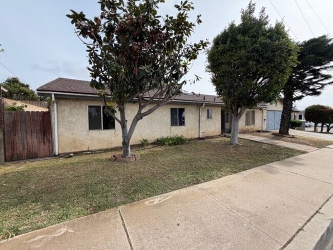 Building Photo - 1609 Grove St Unit B