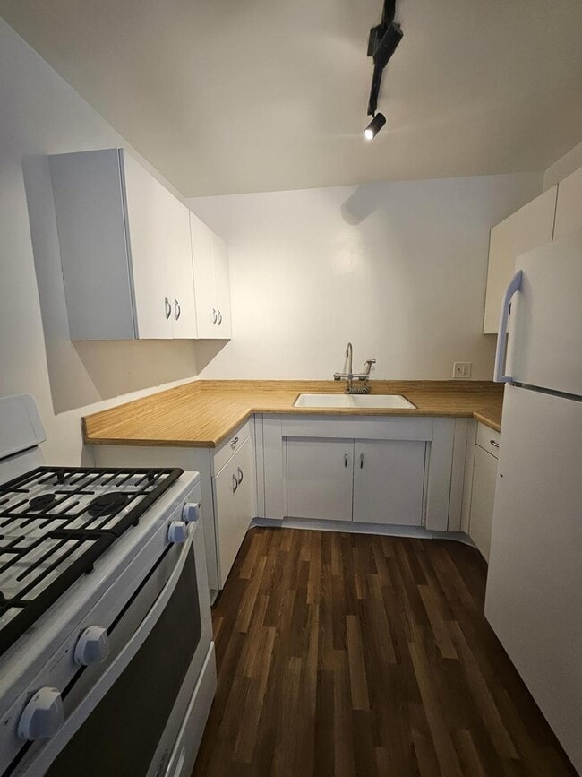 Photo - Holiday Manor