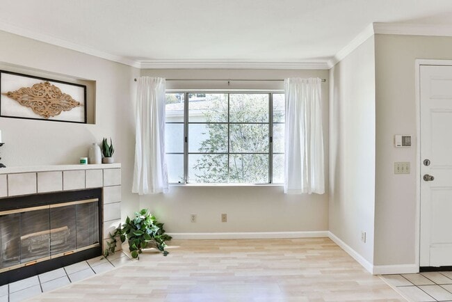 Photo - Talmadge : spacious 2 bed, 2 ba top floor ...