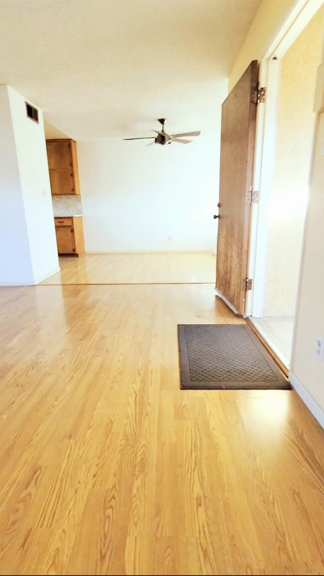 Building Photo - 2239 N Frederic St Unit Apt