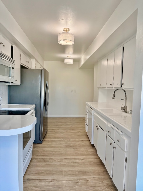 Building Photo - 17440 Burbank Blvd