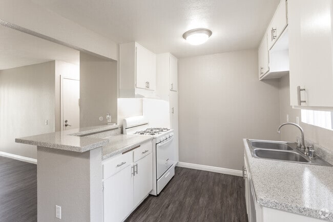 1BR, 1BA - 750SF - Kitchen - ROBERTA