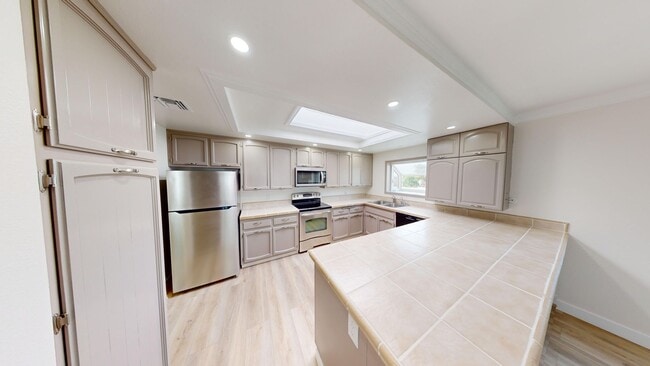 Photo - 325 E Ave