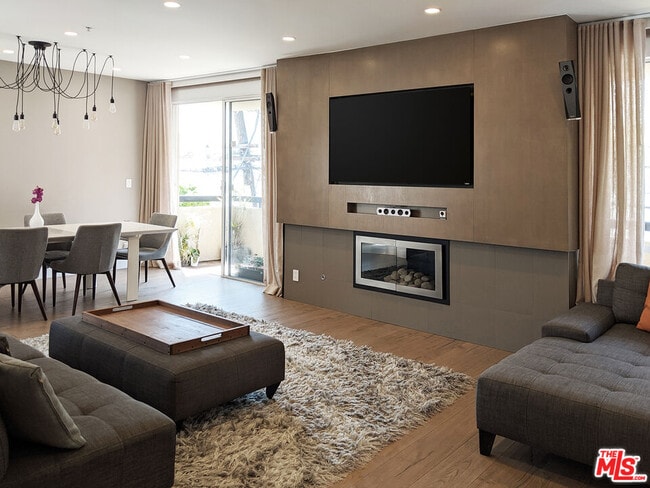 Building Photo - 825 S Shenandoah St Unit 203