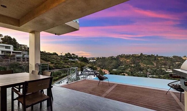 Photo - 1018 Stradella Rd