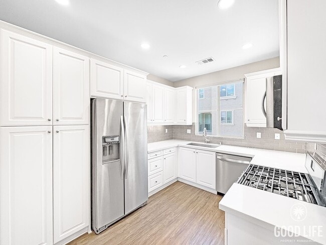 Building Photo - Beautiful 2B/2.5BA Townhouse. NEWER CONSTR...