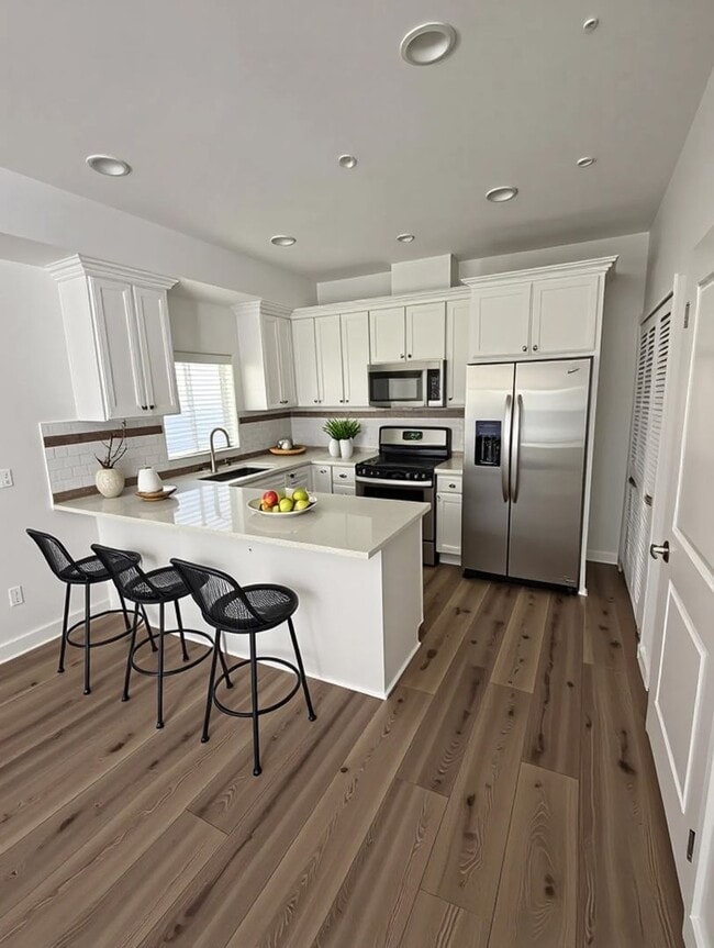 Building Photo - 5133 W Maplewood Ave Unit 5135 1/2