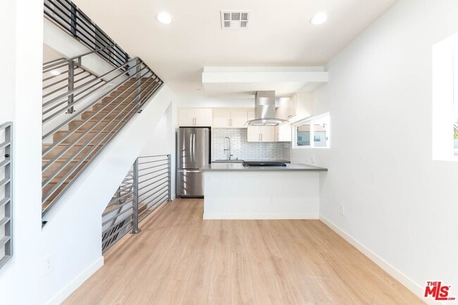 Photo - 756 N Ridgewood Pl Condo