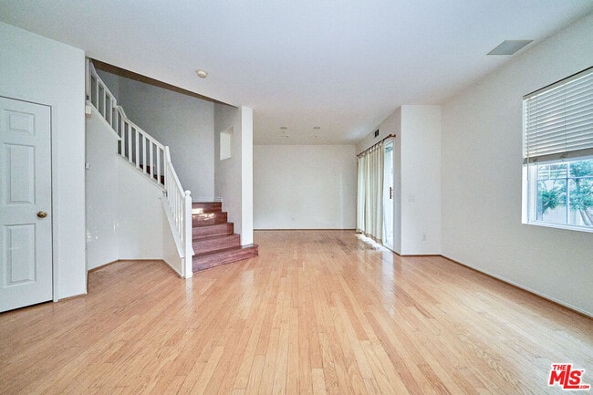 Photo - 915 Somerville