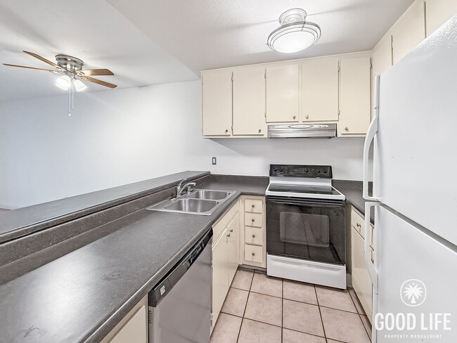 Building Photo - Charming 1B/1BA Condo in Bay Ho w/ Walk-In Closet, Ceiling Fans & New Flooring! Unit 139