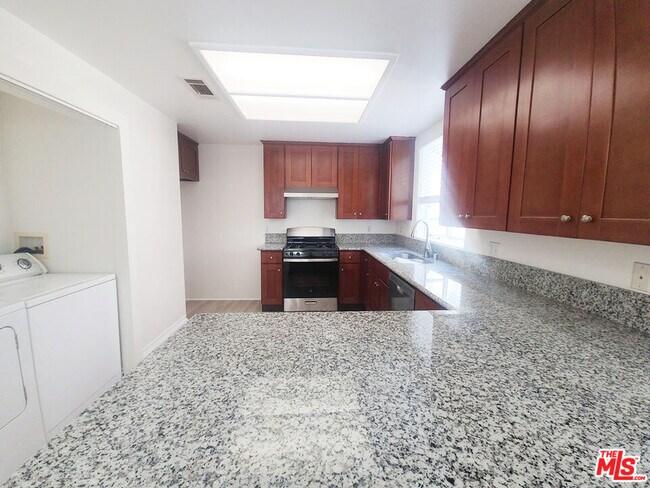 Photo - 4838 Elmwood Ave Unit 5