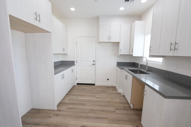 3 Bedroom, 2 Bath available now! Newer con... - 3 Bedroom, 2 Bath available now! Newer con...