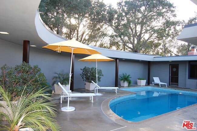 Photo - 14513 Mulholland Dr