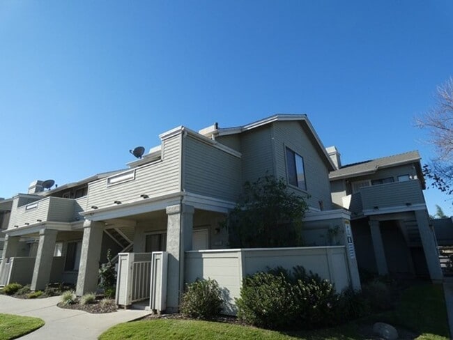 Building Photo - Lovely remodeled River Ranch condo