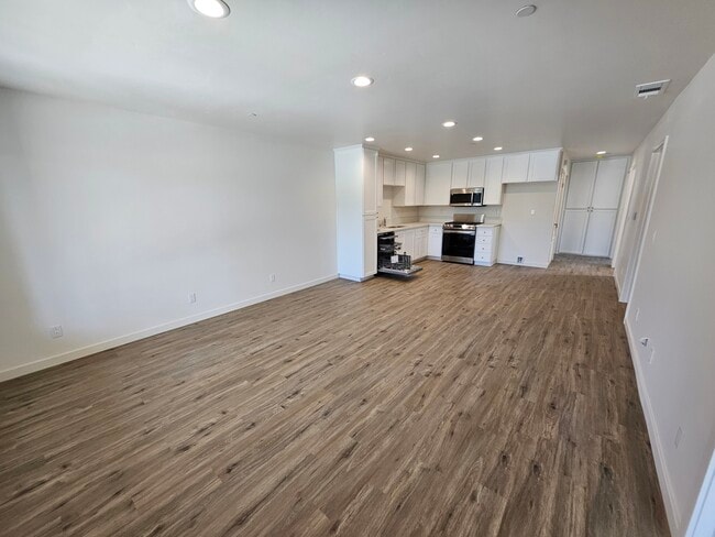 living room - 1137 Sumner Ave Unit 6
