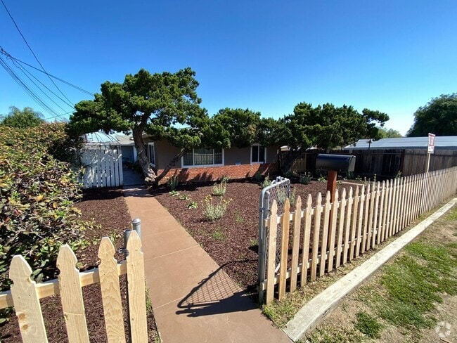 Building Photo - 3 Bedroom 1 Full Bath Remodeled Twin-Home