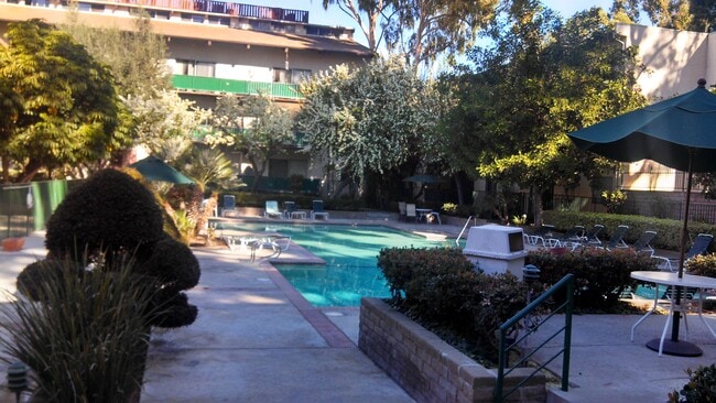 Photo - 5460 White Oak Ave Unit E318