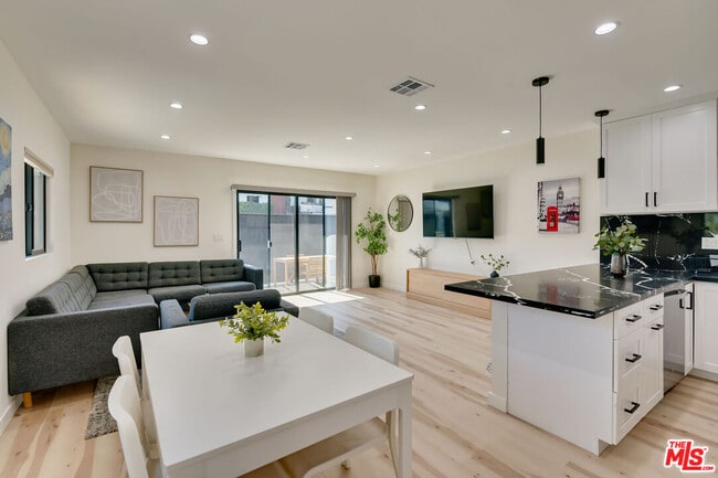 Building Photo - 918 N San Vicente Blvd Unit B