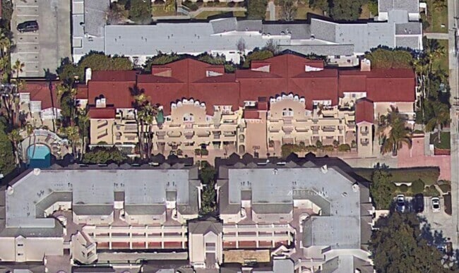 Building Photo - Beautiful Condo Close to Beach – 2 Bed + O... Unit 204
