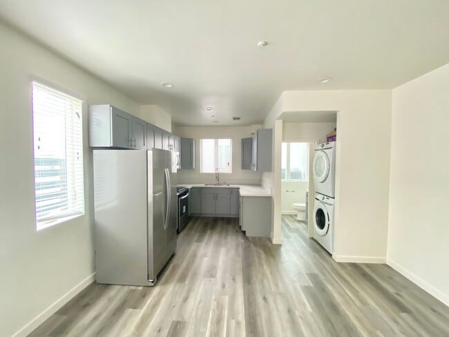 Building Photo - 2411 Ridgeley Dr Unit 2409 1/2 Ridgeley Rental