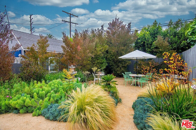 Large Garden - 807 N Curson Ave House